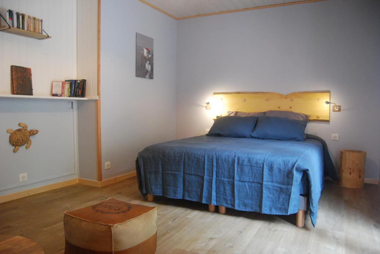 Au Son De L Angelus Bed & Breakfast Moncrabeau Bagian luar foto