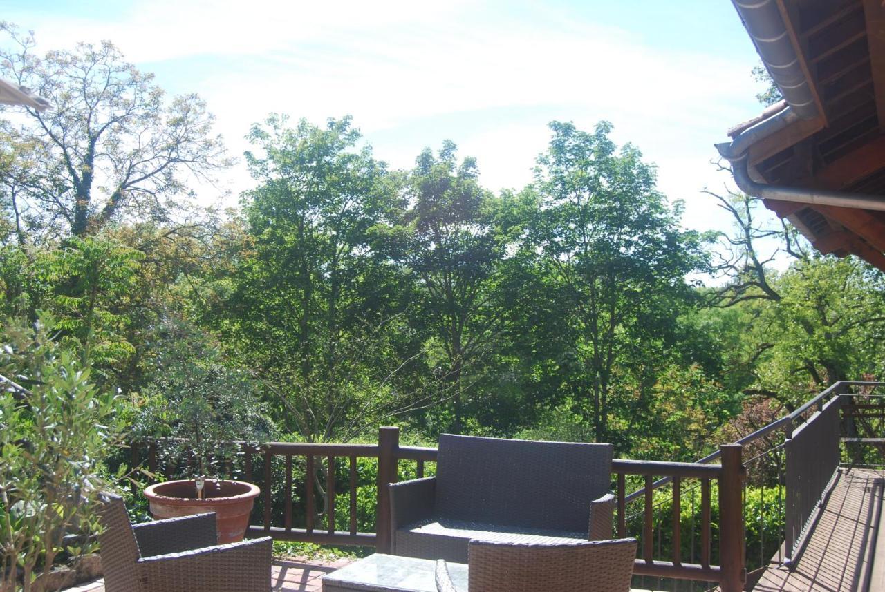 Au Son De L Angelus Bed & Breakfast Moncrabeau Bagian luar foto