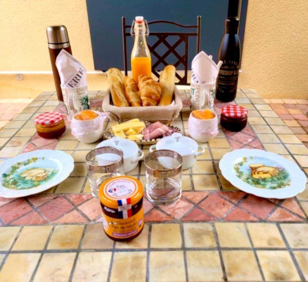 Au Son De L Angelus Bed & Breakfast Moncrabeau Bagian luar foto